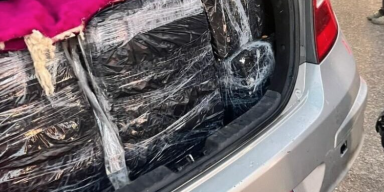 Els paquets amb cartons de tabac amagats al vehicle. Foto: La Gazette