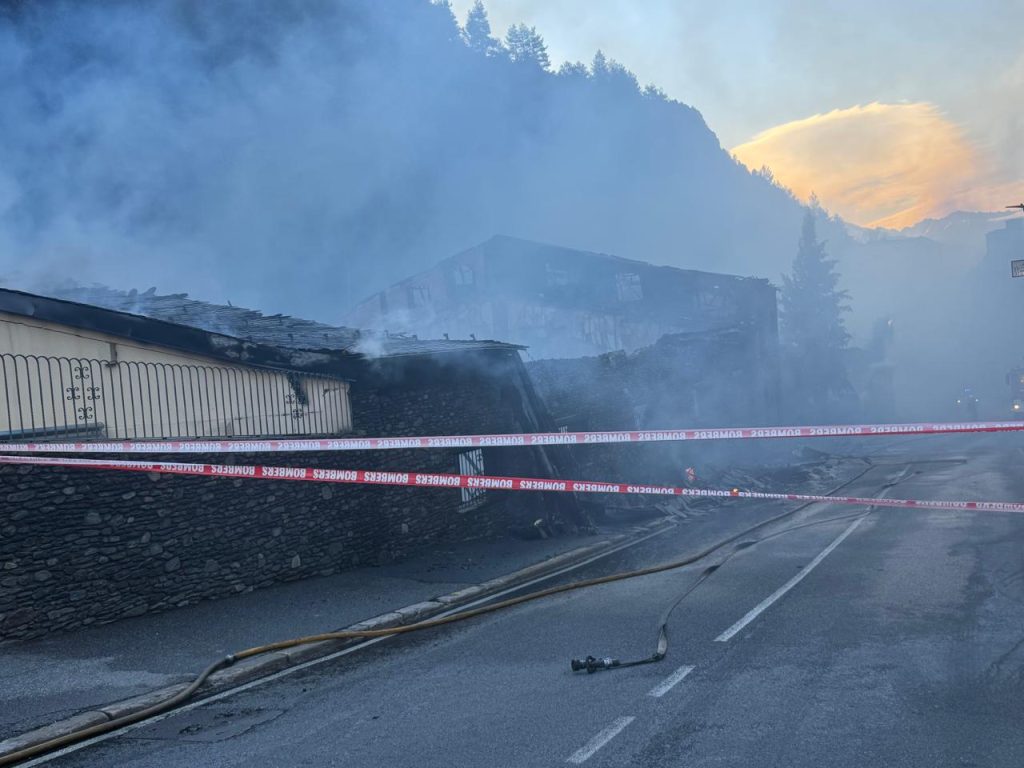 La fàbrica calcinada per les flames.