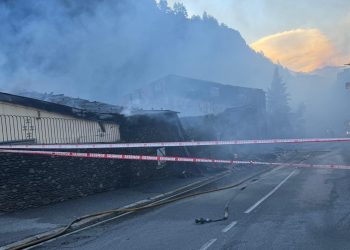 La fàbrica calcinada per les flames.
