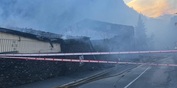 La fàbrica calcinada per les flames.