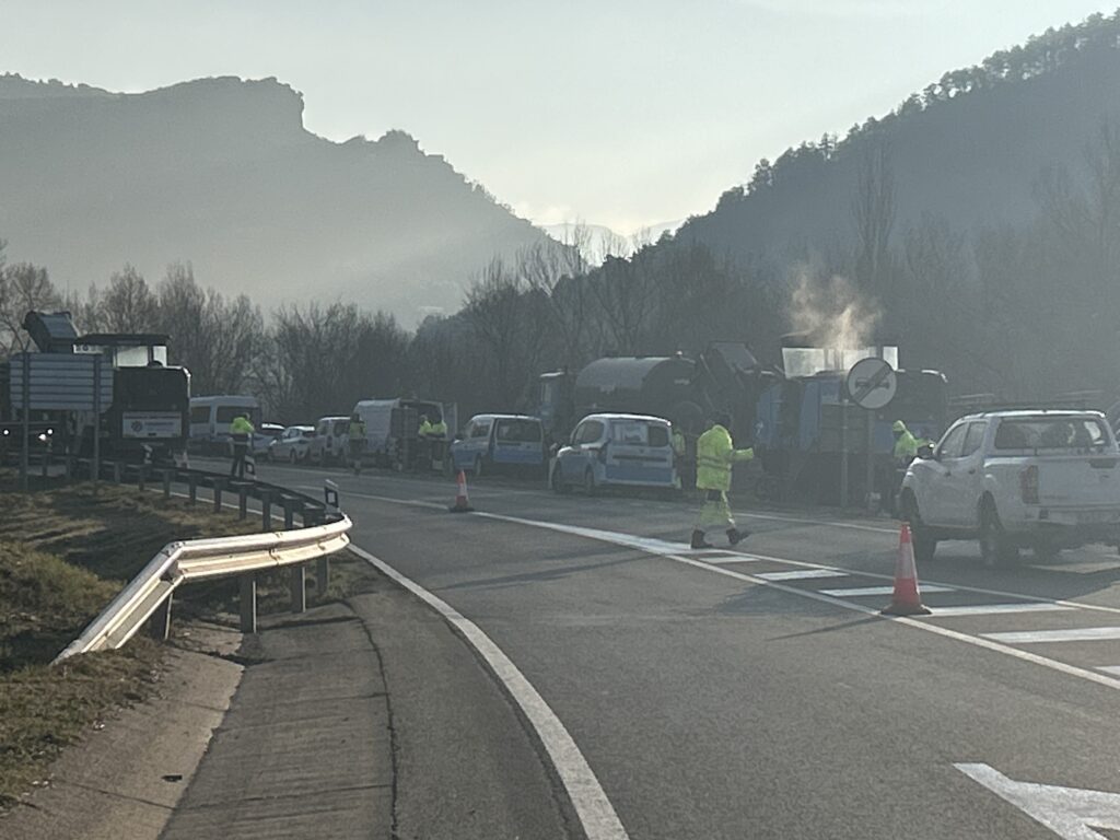 Treballs de reparació del ferm a l'N-260 entre Bellver i la Seu. Foto: ACN