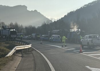 Treballs de reparació del ferm a l'N-260 entre Bellver i la Seu. Foto: ACN