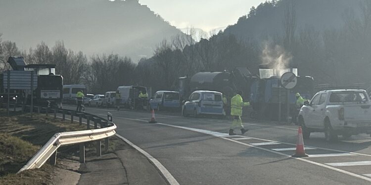 Treballs de reparació del ferm a l'N-260 entre Bellver i la Seu. Foto: ACN