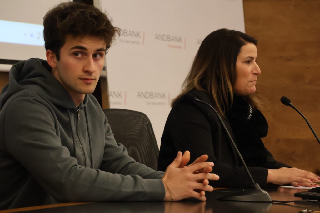 El pilot andorrà Frank Porté i la directora de Banca País d’Andbank, Maria Suárez, durant l’acte de renovació del patrocini. Foto: I. M. (ANA)