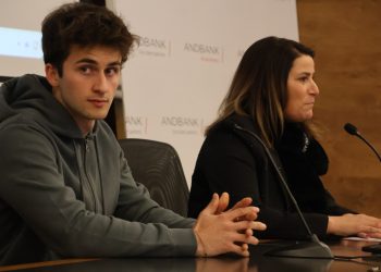 El pilot andorrà Frank Porté i la directora de Banca País d’Andbank, Maria Suárez, durant l’acte de renovació del patrocini. Foto: I. M. (ANA)