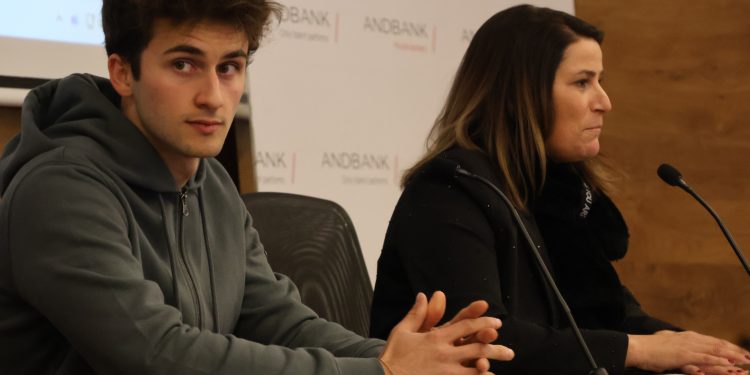 El pilot andorrà Frank Porté i la directora de Banca País d’Andbank, Maria Suárez, durant l’acte de renovació del patrocini. Foto: I. M. (ANA)