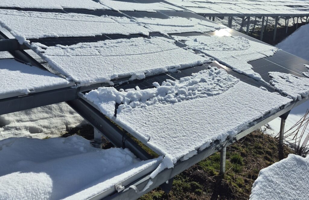 El parc solar de Grau Roig amb neu. Foto: FEDA