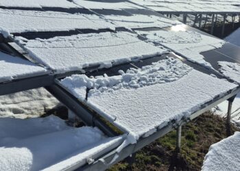El parc solar de Grau Roig amb neu. Foto: FEDA