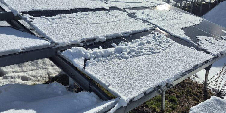 El parc solar de Grau Roig amb neu. Foto: FEDA