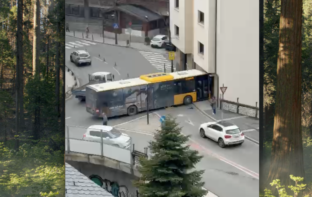 El bus ha impactat en un edifici / J.L.