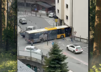 El bus ha impactat en un edifici / J.L.