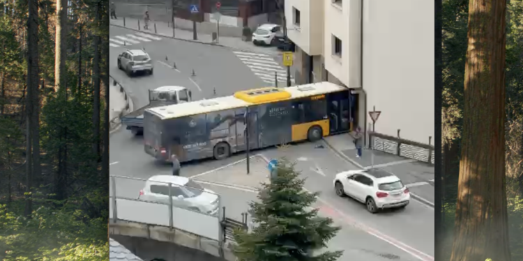 El bus ha impactat en un edifici / J.L.