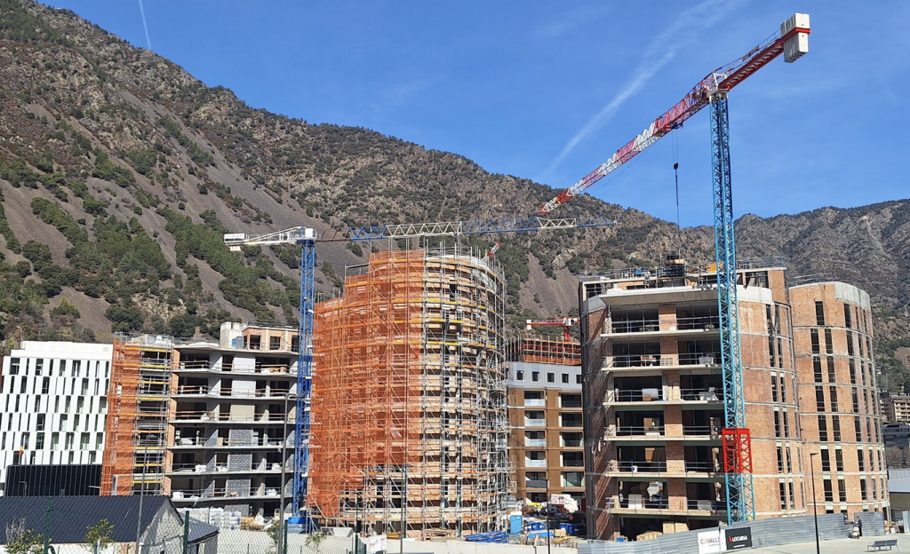 Imatge de construccions en actiu al centre d'Andorra la Vella / Twitter