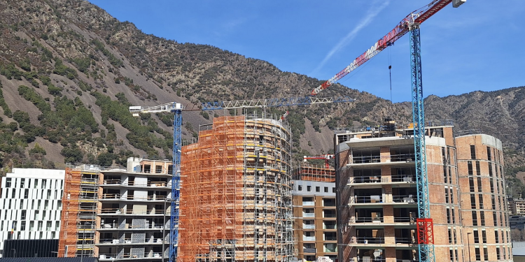 Imatge de construccions en actiu al centre d'Andorra la Vella / Twitter