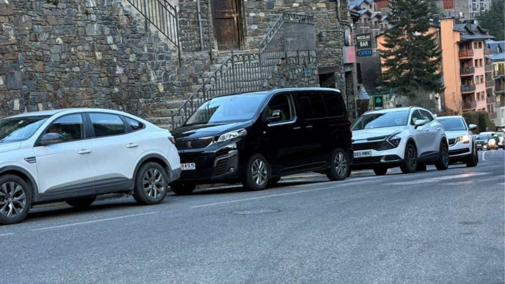 Cues pel tancament intermitent de trànsit per l'incendi a Arinsal.