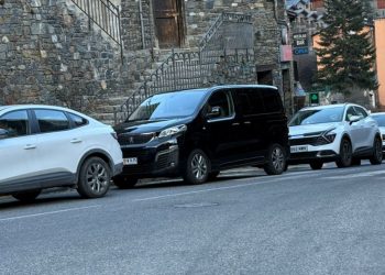 Cues pel tancament intermitent de trànsit per l'incendi a Arinsal.