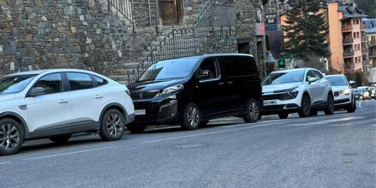 Cues pel tancament intermitent de trànsit per l'incendi a Arinsal.