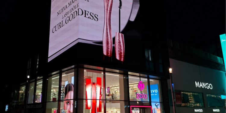 El 'Times Square' dels Pirineus: per què les avingudes d’Andorra s'omplen de pantalles gegants?
