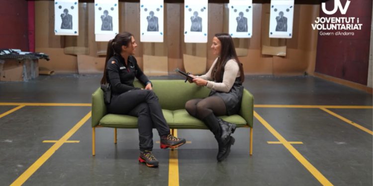 La primera dona guia canina de la Policia d'Andorra: "La nostra feina necessita més empatia que repressió"