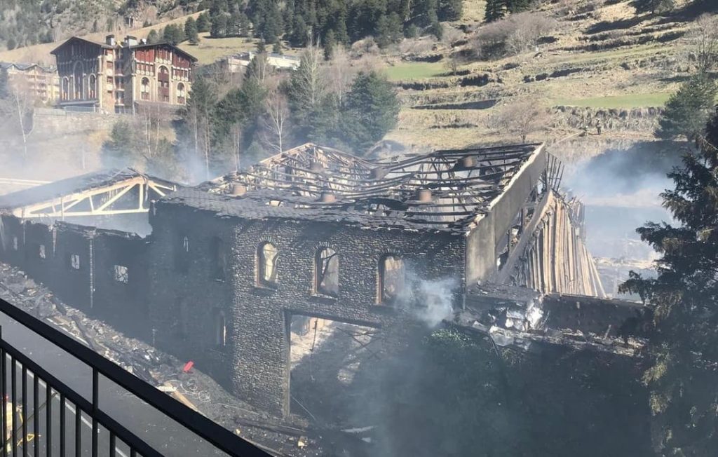 L'estat de la fàbrica d'Arinsal després de gairebé 24 hores foc.