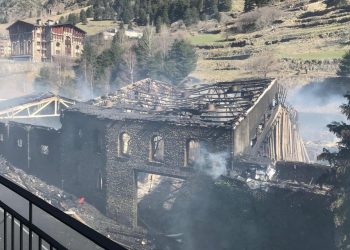 L'estat de la fàbrica d'Arinsal després de gairebé 24 hores foc.