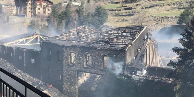 L'estat de la fàbrica d'Arinsal després de gairebé 24 hores foc.
