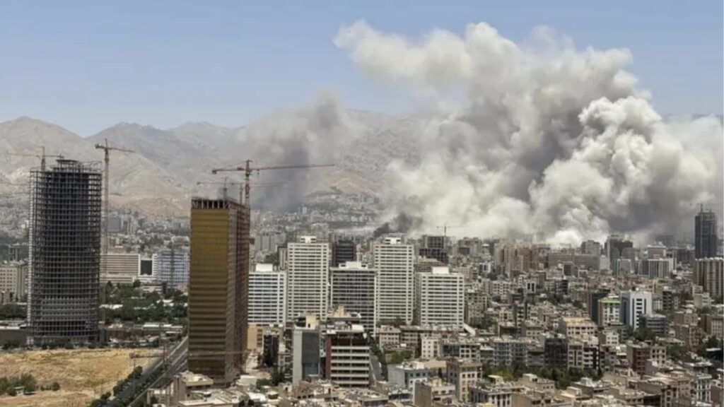 L'skyline de Dubai, il·luminat per les intercepcions de l'exèrcit davant l'ofensiva iraniana.