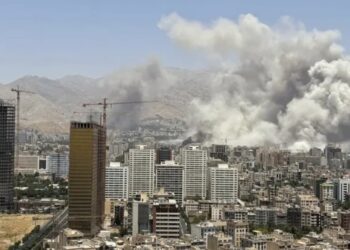 L'skyline de Dubai, il·luminat per les intercepcions de l'exèrcit davant l'ofensiva iraniana.