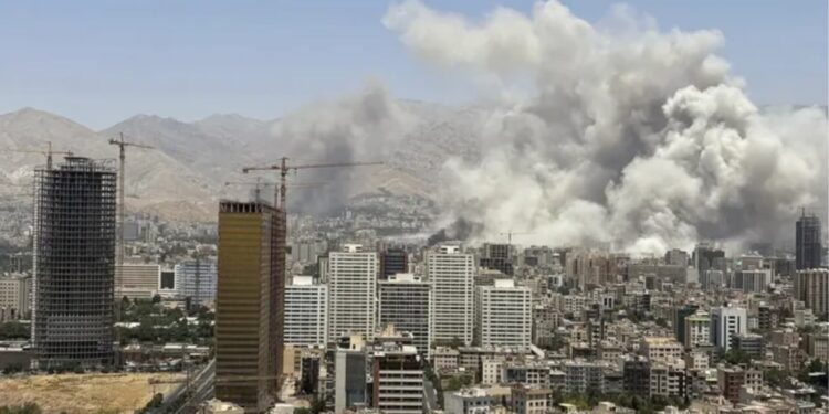 L'skyline de Dubai, il·luminat per les intercepcions de l'exèrcit davant l'ofensiva iraniana.