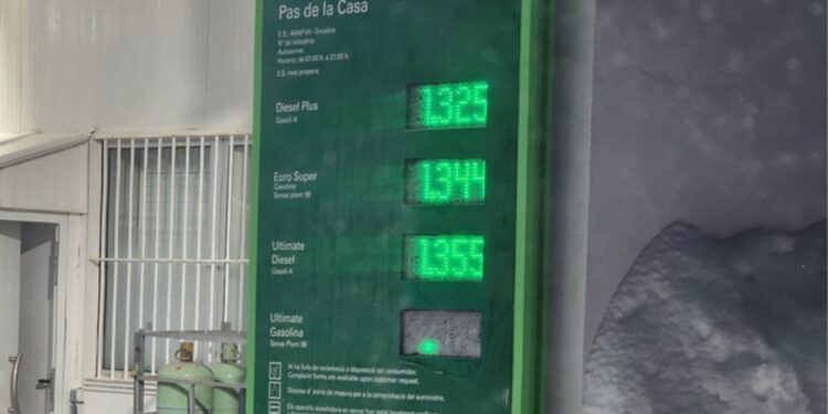 Sorpresa entre els conductors francesos pel preu de la benzina a Andorra.