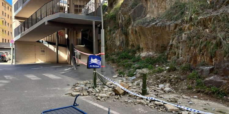El despreniment que ha tancat temporalment el pas a la passarel·la.