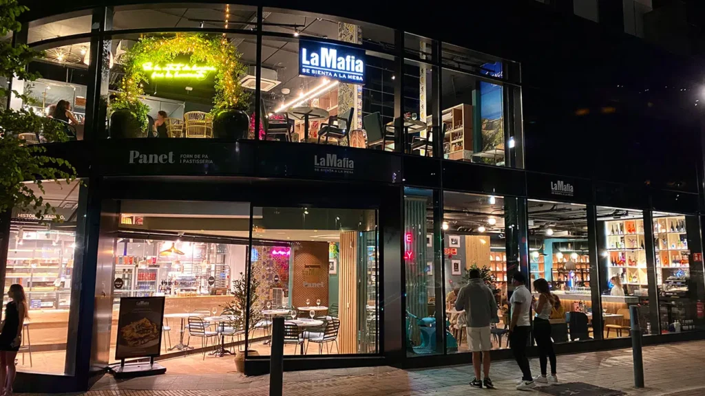 Entrada de la pizzeria / LMSM