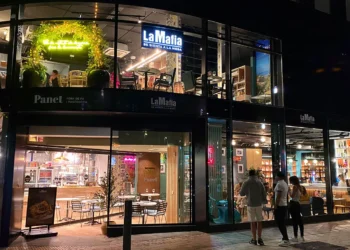 Entrada de la pizzeria / LMSM