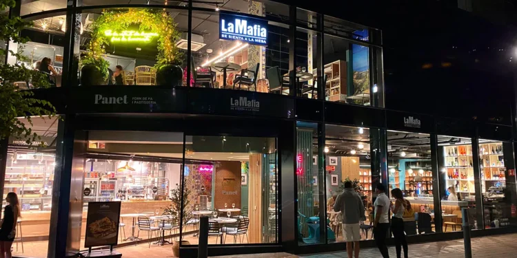 Entrada de la pizzeria / LMSM