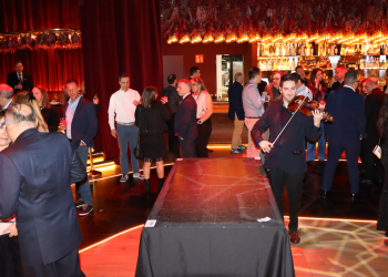 Unnic celebra tres anys amb una festa de gala al Red Bar