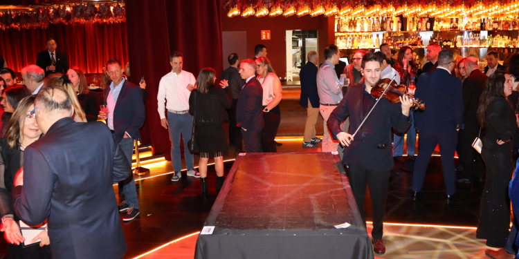 Unnic celebra tres anys amb una festa de gala al Red Bar