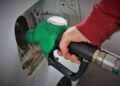 Una persona posant benzina.