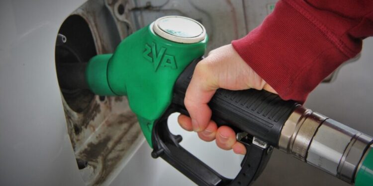 Una persona posant benzina.