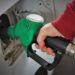Una persona posant benzina.