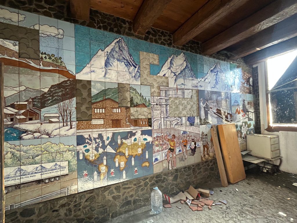 El mosaic de Sergi Mas a la fàbrica d'aigua. Foto: Comú de la Massana