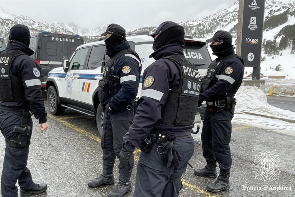 Agents de la policia a la zona de l'Snowrow. Foto: Policia d'Andorra