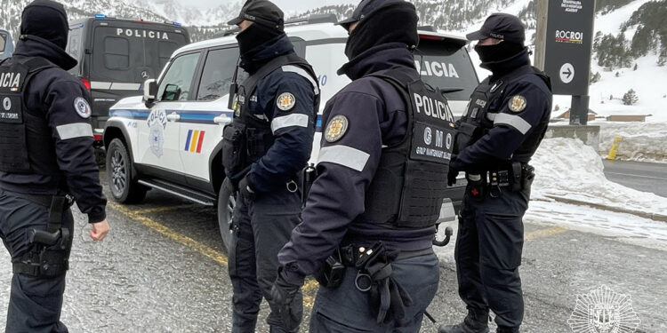 Agents de la policia a la zona de l'Snowrow. Foto: Policia d'Andorra