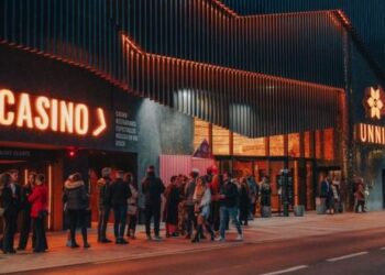 Cues davant l'entrada d'UNNIC / Arxiu