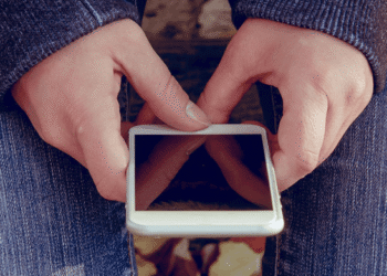 Una menor fa servir un smartphone per accedir a xarxes socials (Foto: Xarxes).