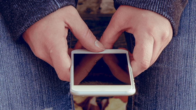 Una menor fa servir un smartphone per accedir a xarxes socials (Foto: Xarxes).