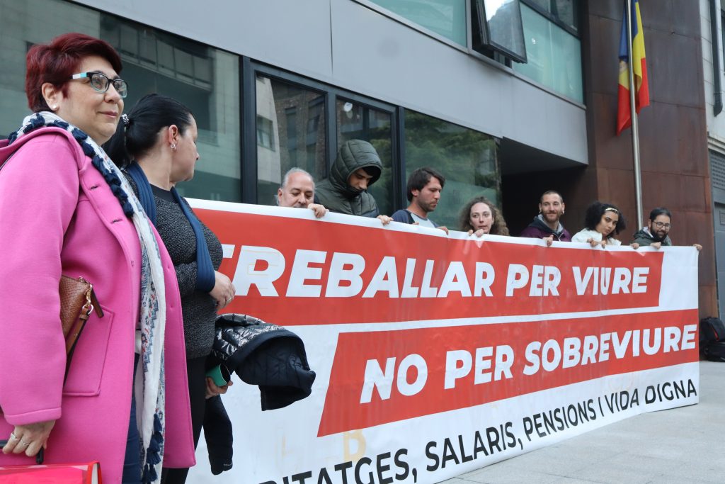 La portaveu del Sindicat de l'Habitatge, Rebeca Bonache, i altres membres del col·lectiu amb una pancarta després de la reunió amb la ministra d'Habitatge, Conxita Marsol. Foto: I. M. (ANA)