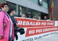 La portaveu del Sindicat de l'Habitatge, Rebeca Bonache, i altres membres del col·lectiu amb una pancarta després de la reunió amb la ministra d'Habitatge, Conxita Marsol. Foto: I. M. (ANA)