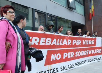 La portaveu del Sindicat de l'Habitatge, Rebeca Bonache, i altres membres del col·lectiu amb una pancarta després de la reunió amb la ministra d'Habitatge, Conxita Marsol. Foto: I. M. (ANA)