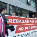 La portaveu del Sindicat de l'Habitatge, Rebeca Bonache, i altres membres del col·lectiu amb una pancarta després de la reunió amb la ministra d'Habitatge, Conxita Marsol. Foto: I. M. (ANA)