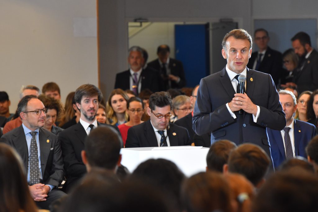 El copríncep francès, i president de la República Francesa, Emmanuel Macron, al Lycée Comte de Foix. Foto: I. M. (ANA)